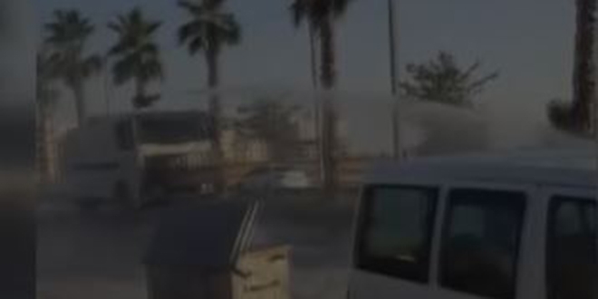 Yolun ortas�nda yanan motosiklete TOMA ile m�dahale