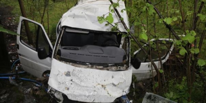 Ordu'da f�nd�k i��ilerini ta��yan minib�s devrildi: 15 yaral�