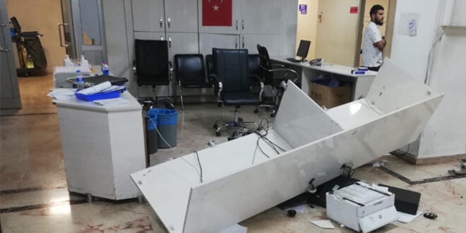 Psikiyatr hastası doktoru darbetti, hastaneyi dağıttı