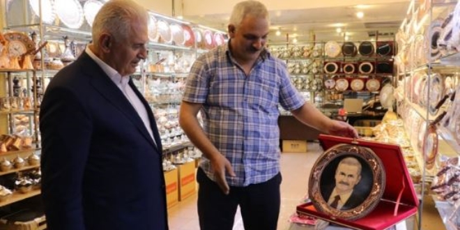 Çatık kaşlı portresini gören Binali Yıldırım espriyi patlattı