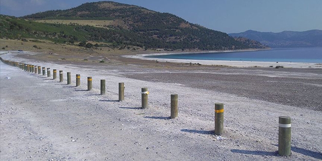 Salda Gölü ve çevresine ahşap bariyer kuruldu