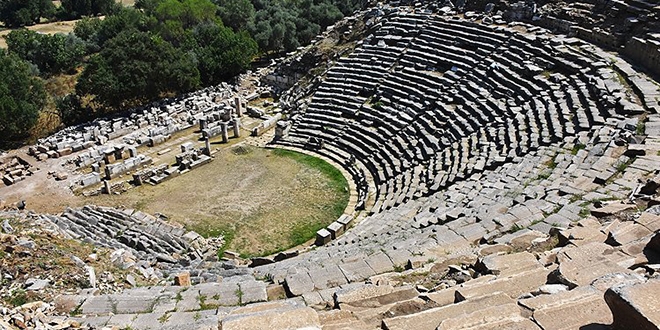 Antik tiyatronun sahnesi gün yüzüne çıkıyor