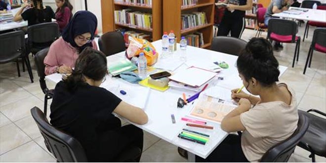 Y�pranan kitaplar �niversiteli gen�lerin elinde yenileniyor