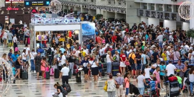 Antalya'ya 193 lkeden 8 milyon turist geldi
