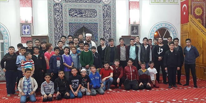 'Ge� kalma gen� gel' dedi camiyi gen�lerle doldurdu