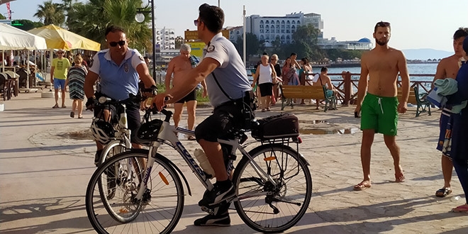Kuadas'nn nl plajlar bisikletli polislere emanet