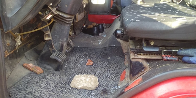 Yangın söndürmeye gittiler, taşlı saldırıya uğradılar