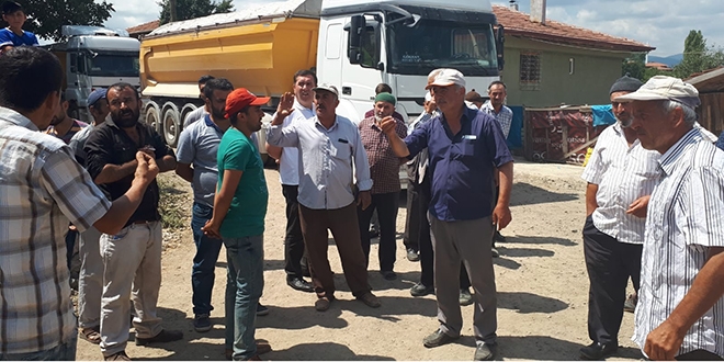 �ki k�y aras�nda asfalt krizi