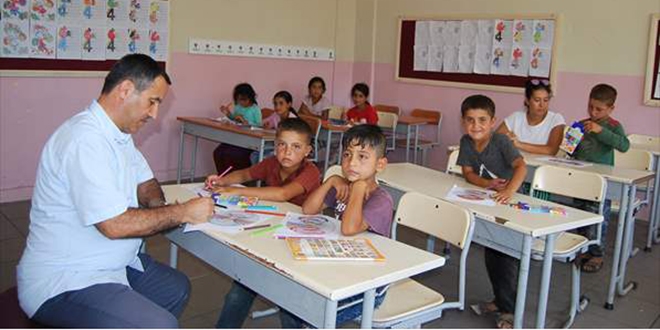 Ebeveynler tarlaya, çocuklar okula gidiyor