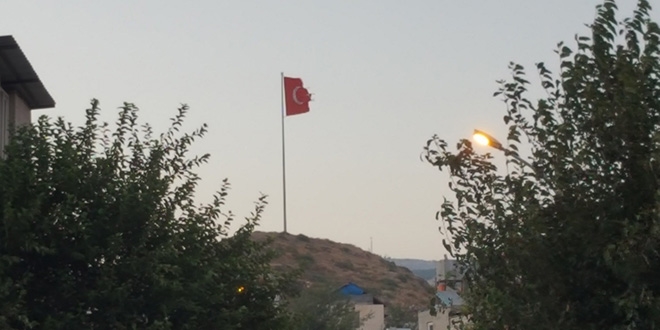 Yırtılmış Türk bayrağı, vatandaşın tepkisini çekti