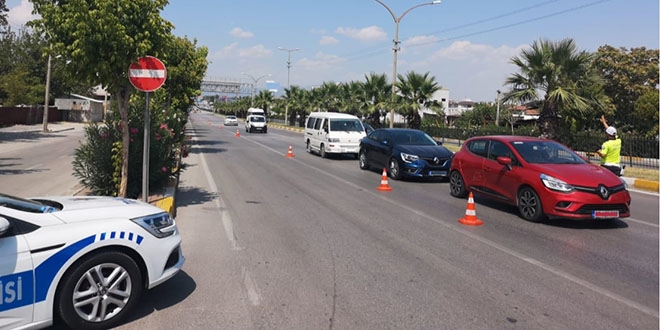 �zinsiz yolcu ta��yan 422 ara� trafikten men edildi