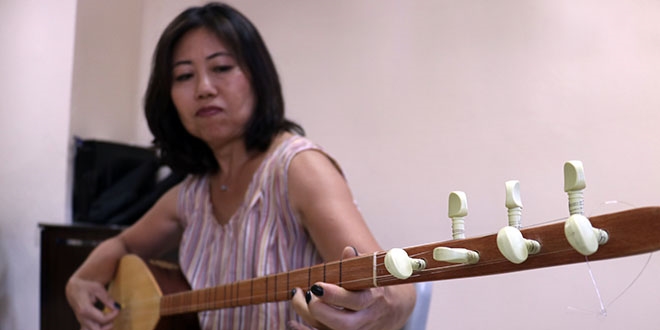 Bağlama ve türkü Japon gelinin tutkusu oldu