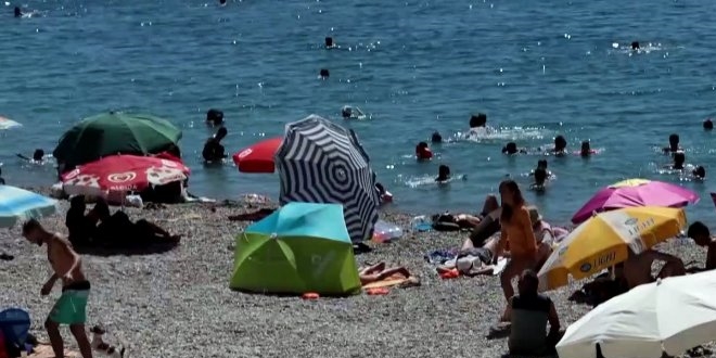 Uzmanlar uyardı: Öğle sıcağında güneşlenmeyin