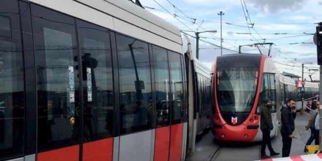 Cevizlibağ'da tanker tramvaya çarptı, seferler çift yönlü durduruldu