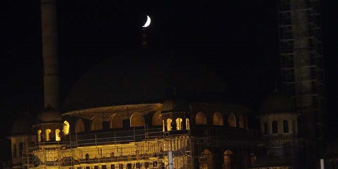 Taksim Camii alemiyle hilal buluştu, vatandaşlar telefona sarıldı