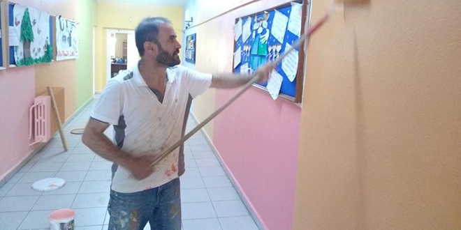 Okul müdürü ve yardımcısı boya fırçalarını eline aldı, okulu masraftan kurtardı