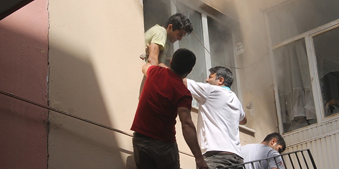 Üniversite öğrencisi yangından böyle kurtarıldı