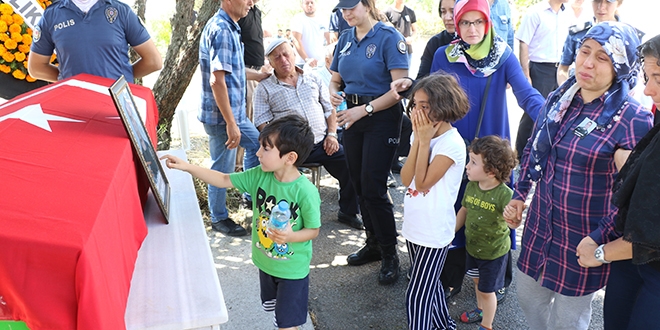 Görevi başında vefat eden polis memuruna duygulandıran veda