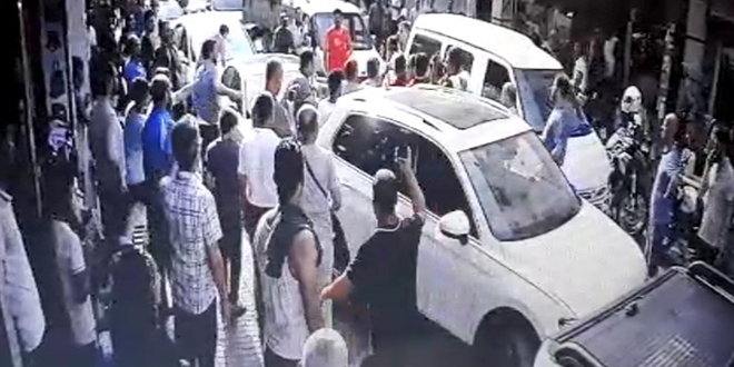 Yanlış parktan ceza yazan polise saldıran grubu, polis dağıttı