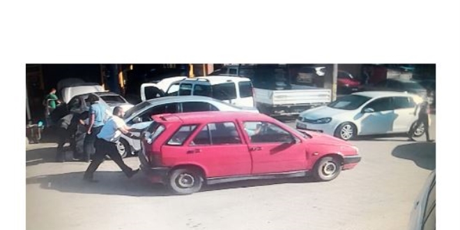 Satıp parasını alamadığı otomobilini iterek kaçırdı