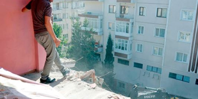 Müteahhidin uyanıklığı evin duvarı yıkılınca ortaya çıktı