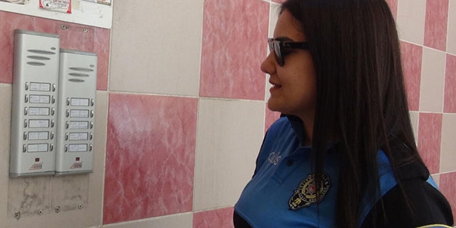 Zile basıp, 'hırsız' diyen polislere kapıyı açtılar