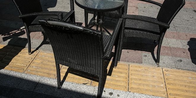 Görme engellilerin yolları masa, sandalye ile işgal edildi