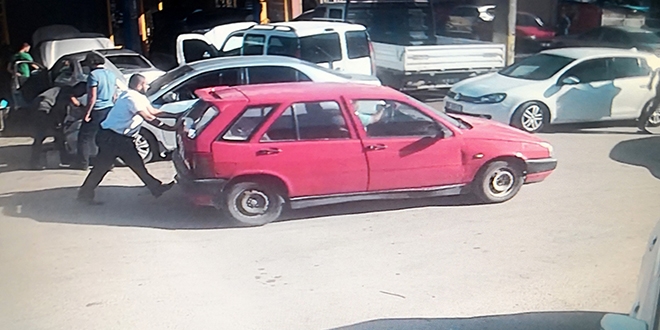 Satıp parasını alamadığı otomobilini iterek kaçırdı