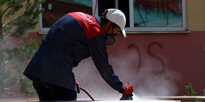 Bu okul yaz tatilinde de fabrika gibi çalışıyor