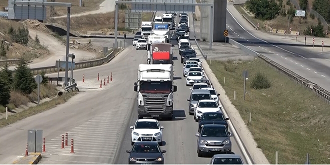 43 ilin geçiş noktasında bayram trafiği yoğunluğu