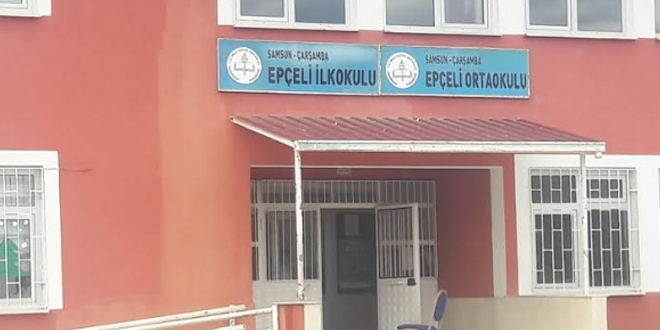 Cezasını okul boyayarak çekiyor