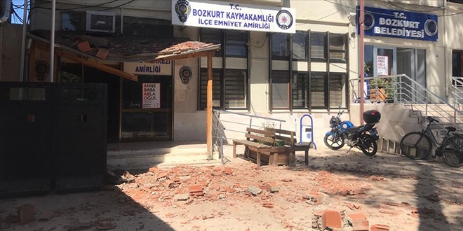 Deprem bölgesinde 329 personel çalışıyor