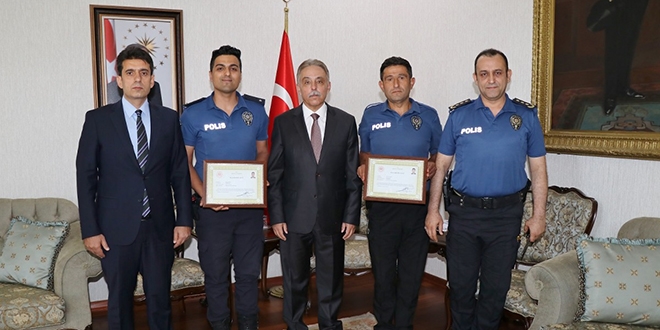 O komiser yardımcısı Vali tarafından ödüllendirdi