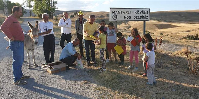 Dostoyevski'nin kitaplarını köylere 'karakaçan' ile götürdü