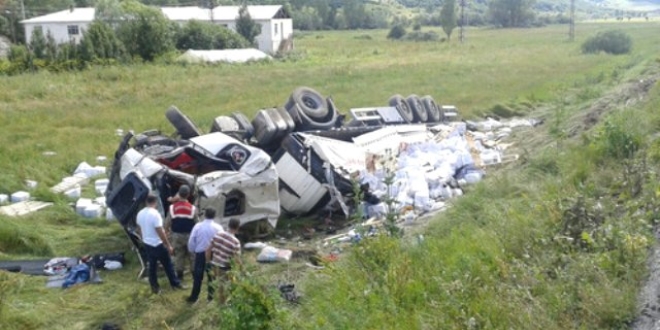 Erzincan'da tır şarampole uçtu: 1 ölü