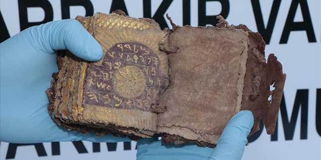 Diyarbakır'da ceylan derisine altın yazmalı kitap ele geçirildi