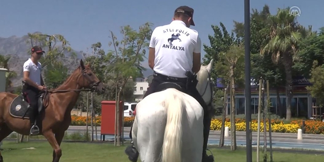 Antalya'da atlı polis birliğinin bayram mesaisi