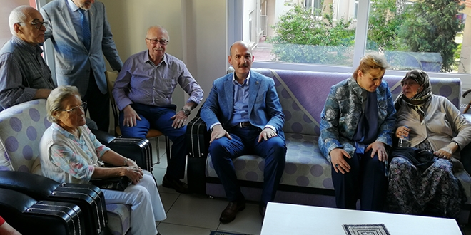 Bakan Soylu, huzurevini ziyaret etti