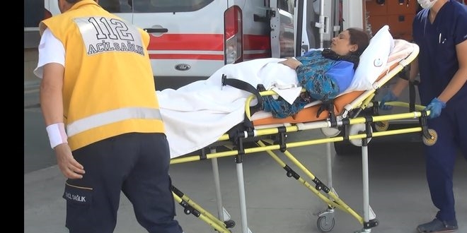 Ebe, yolda doğan bebeği bir an olsun bırakmadı