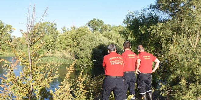 Düşen terliğini almak için girdiği ırmakta kayboldu