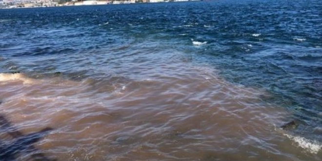 Kurban kan� denize kar��t�! Bo�az k�z�la boyand�