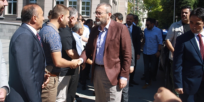 Mahir Ünal: Siyasetin asli görevi şehre hizmet etmektir