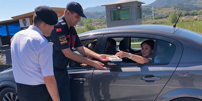 Jandarma ceza makbuzu yerine şeker ikram etti