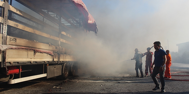 Fabrikaya s��rayan orman yang�n�na m�dahale s�r�yor