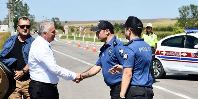 Motosikletli kasks�z gen�ler valiye yakaland�