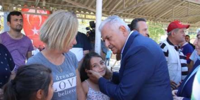 Binali Y�ld�r�m ve e�i bayram� selzedelerle ge�irdi