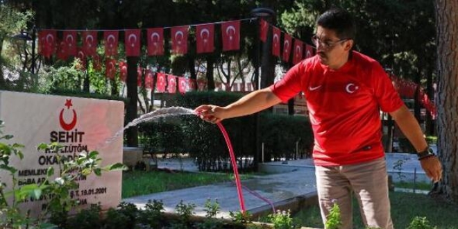 17 y�ld�r �ehit mezarl�klar�n�n g�n�ll� temizlik�isi