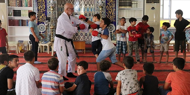 Hem Kur'an-� Kerim'i hem karateyi ��reniyorlar