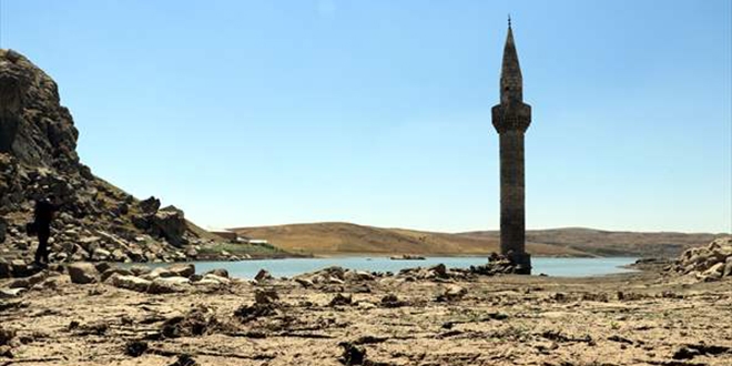 Baraj suları çekilince eski köy yeniden göründü