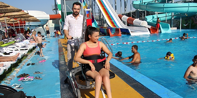 Babasıyla sırt sırta verip yerli ve milli engelli asansörü yaptı